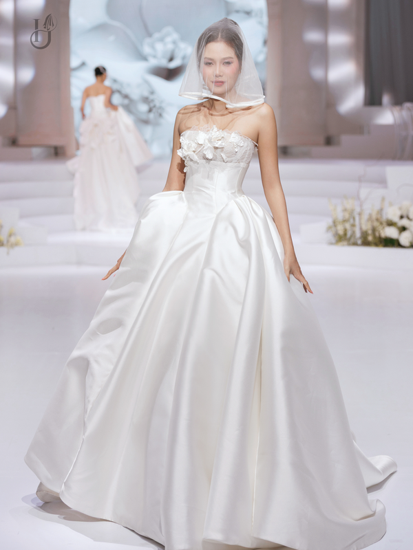 ANGELIE - KHI ÁNH SÁNG HÓA THÀNH LỤA