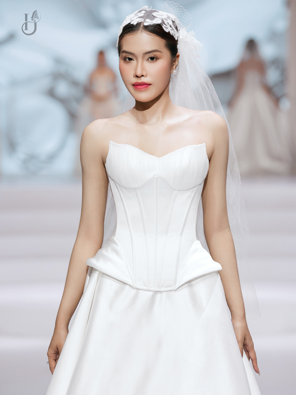 MIMOSA - KHI ÁNH SÁNG HÓA THÀNH LỤA